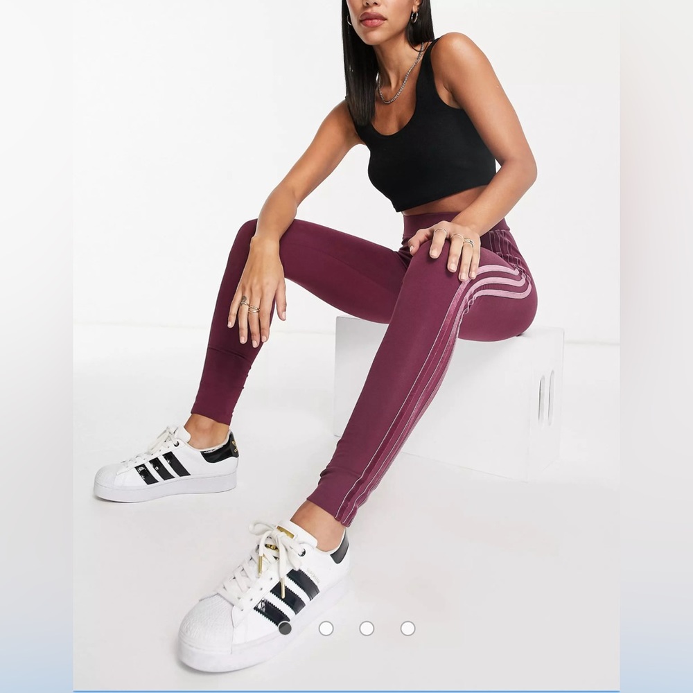 Adidas Originals Leggings in crimson/blk with gold logo. Size M